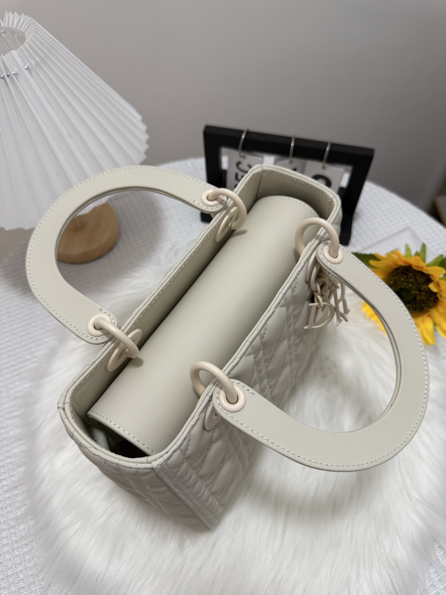 Elegant White Lady Bag with Flap Closure & Quilted Design, 24cm 5 i1747586316896 1923 0 4