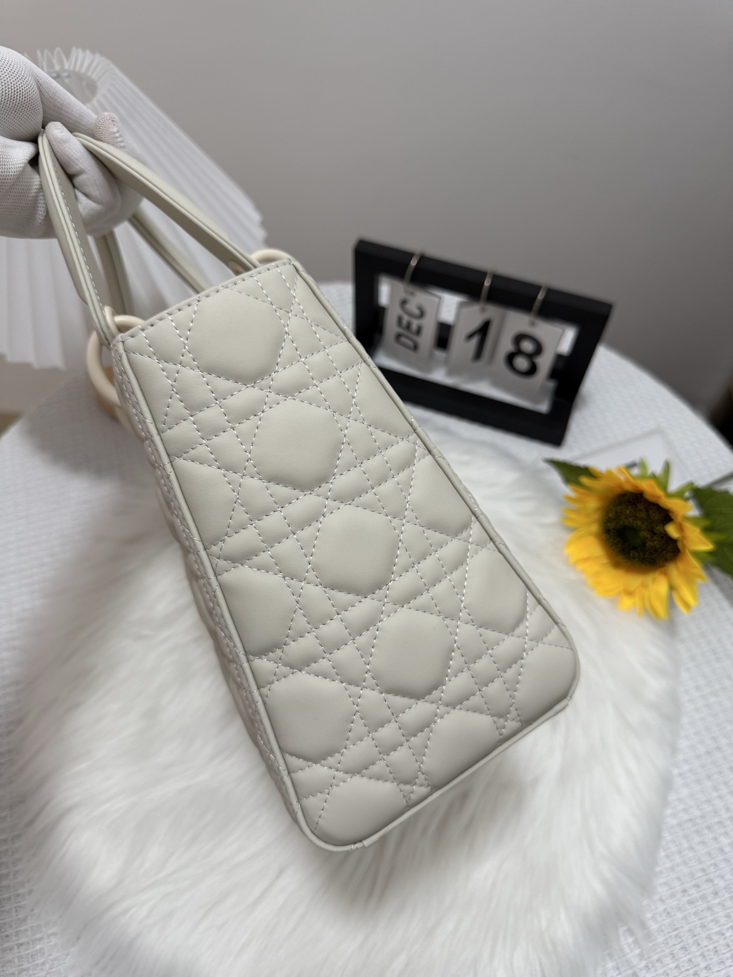 Elegant White Lady Bag with Flap Closure & Quilted Design, 24cm 2 i1747586318105 3755 0 1