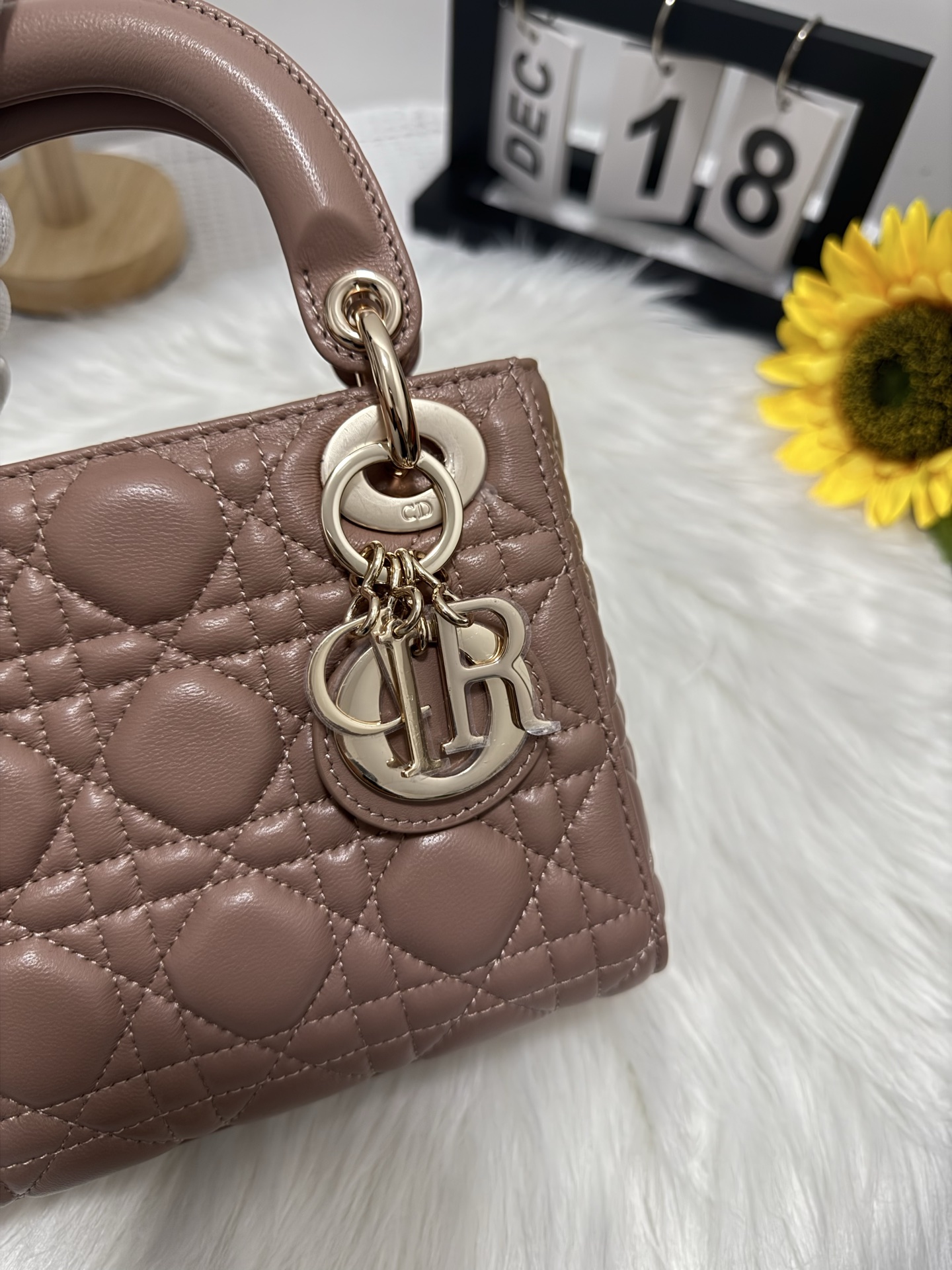 Elegant Lady Dior Bag: Iconic Design, Compact Size, and Versatile Style 7 i1747589278372 2589 0 6