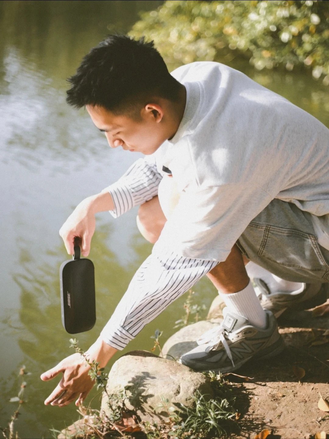 你可以直接用手提着挂环,或安上登山扣,将其挂在沙滩椅或远足背包的背带上 5