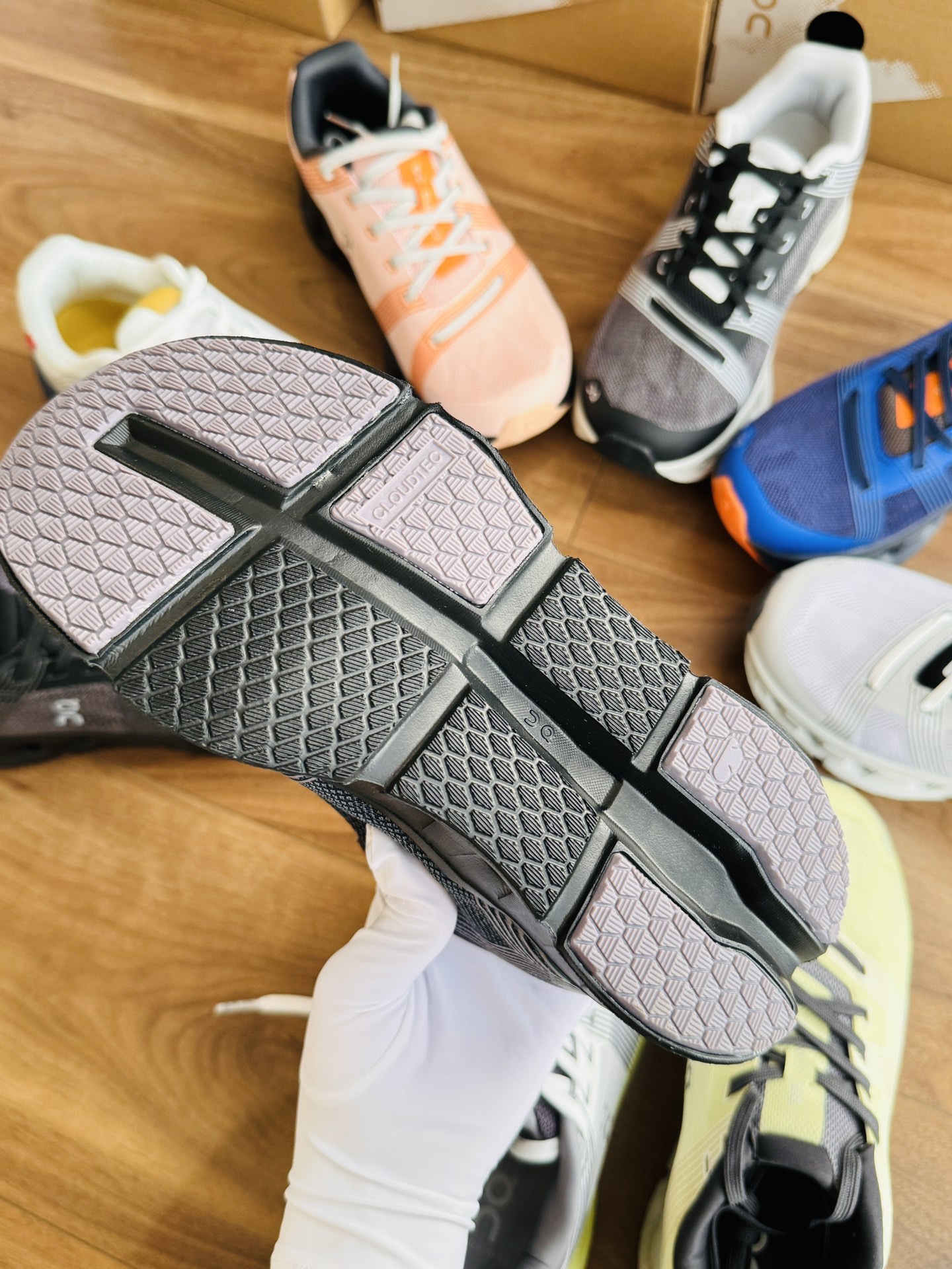 • Heat-bonded overlays for reinforced upper support - Comprehensive 4