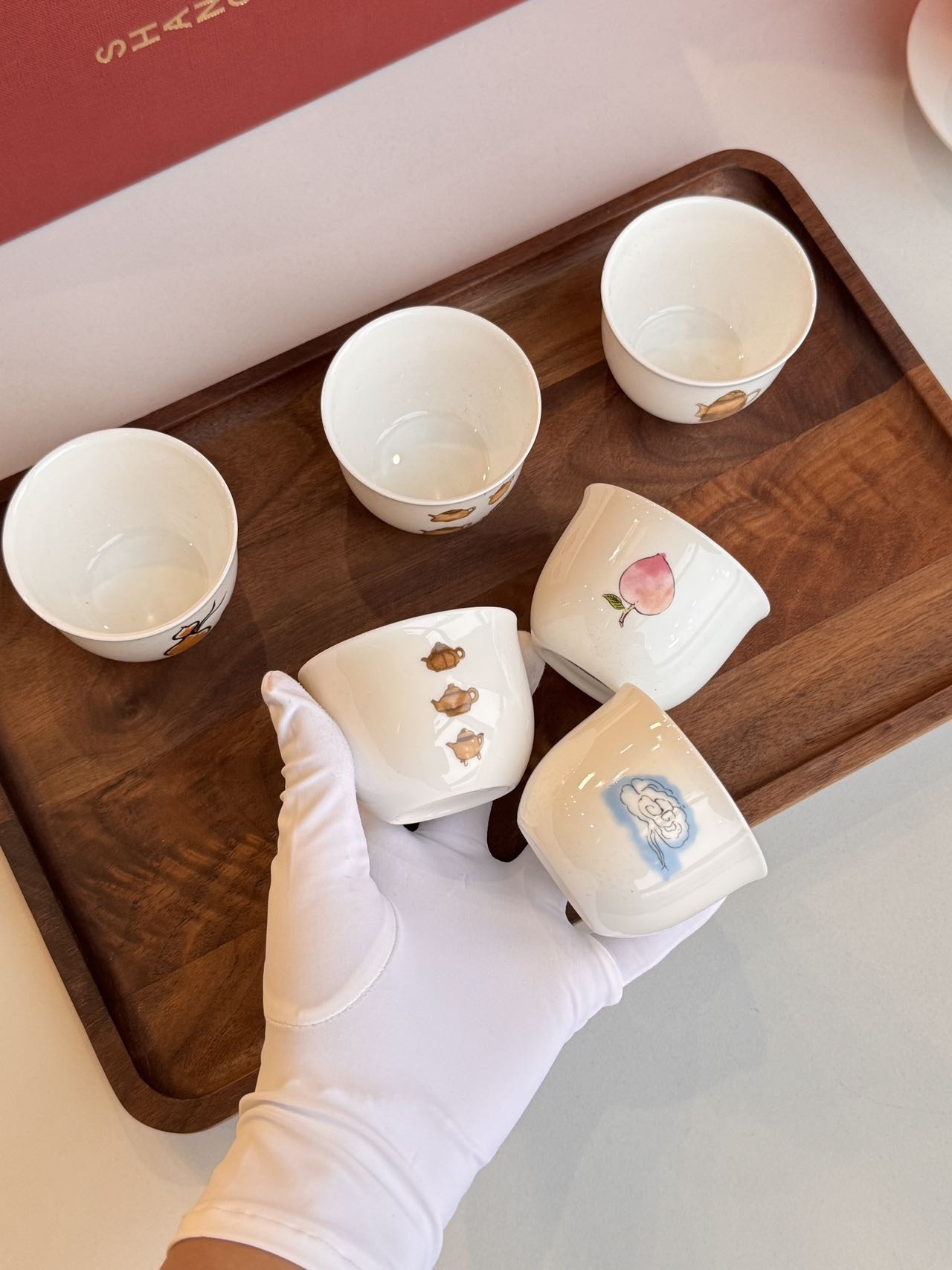 Defined by a playful and refined aesthetic, this tableware set features - Comprehensive 2