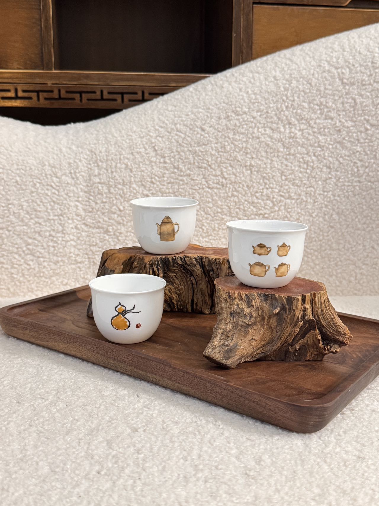 Crafted from fine white porcelain, this tableware set features - Comprehensive 4