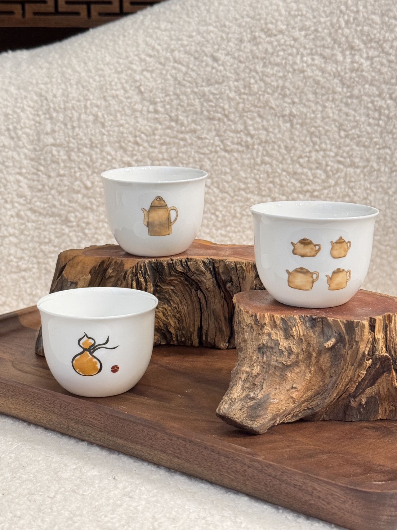 Crafted from fine white porcelain, this tableware set features - Comprehensive 3
