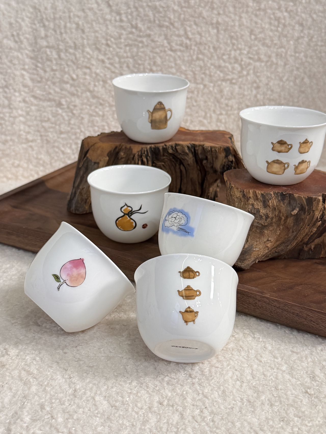 Crafted from fine white porcelain, this tableware set features - Comprehensive 5