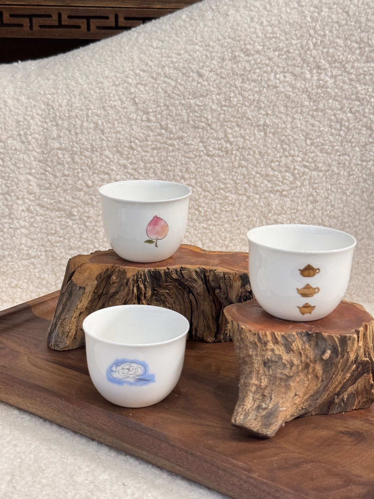 Crafted from fine white porcelain, this tableware set features - Comprehensive 6