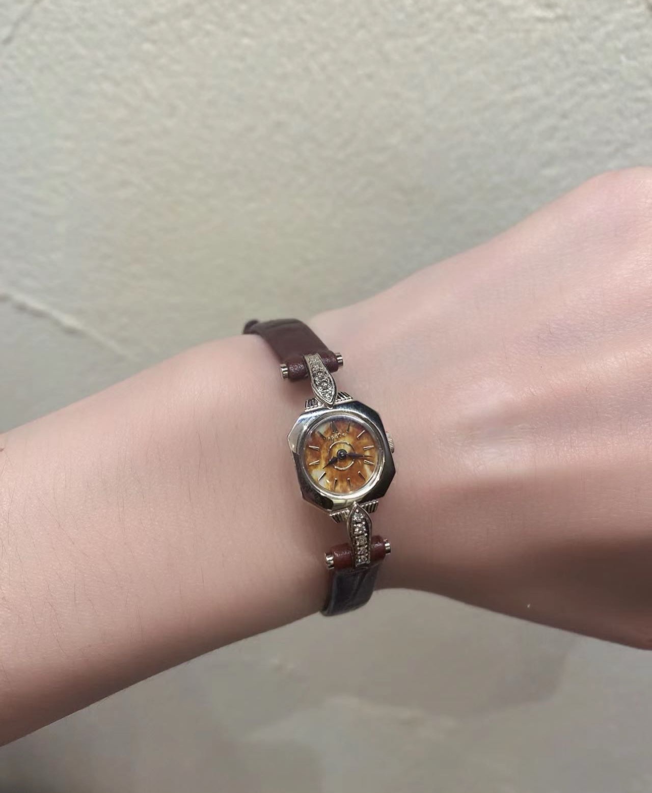 Inspired by early 1900s vintage aesthetics, this timepiece combines soph - Comprehensive 5
