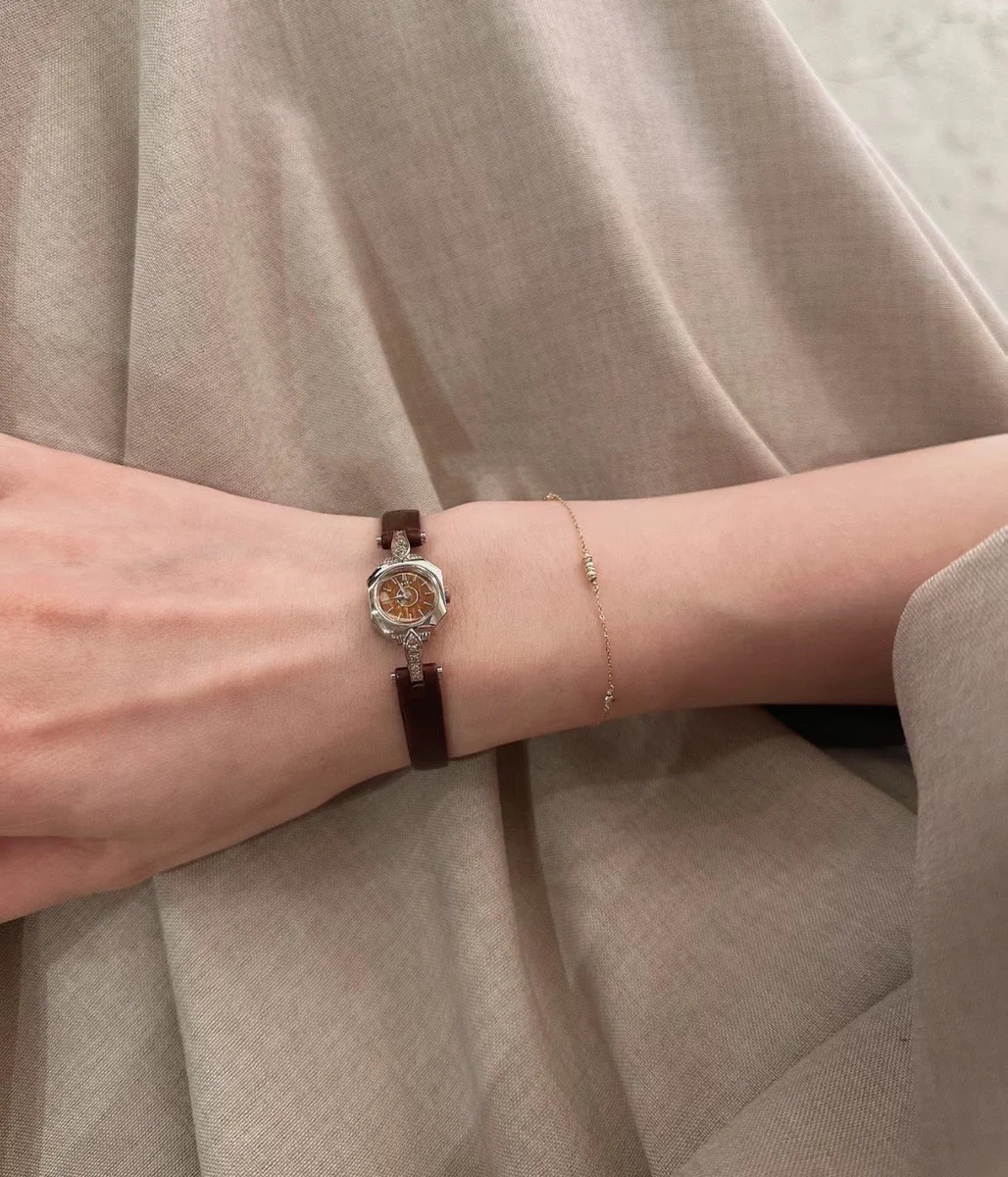 Inspired by early 1900s vintage aesthetics, this timepiece combines soph - Comprehensive 6
