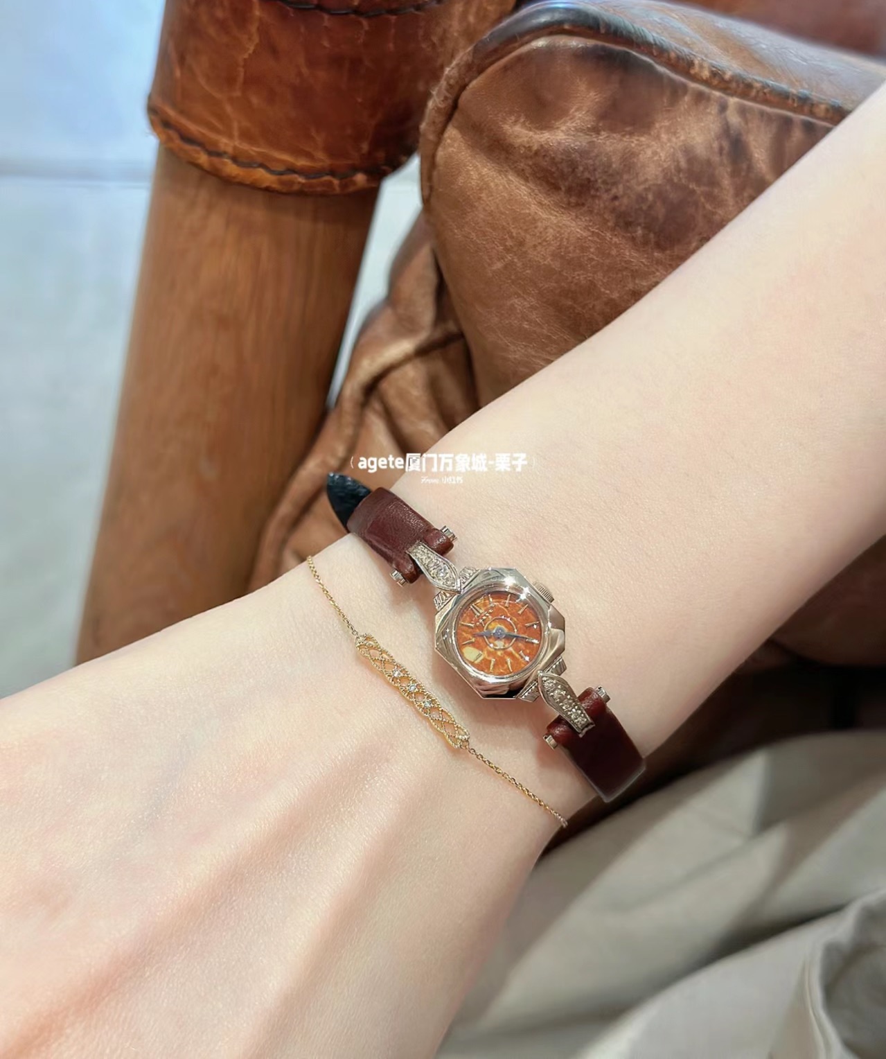 Inspired by early 1900s vintage aesthetics, this timepiece combines soph - Comprehensive 2