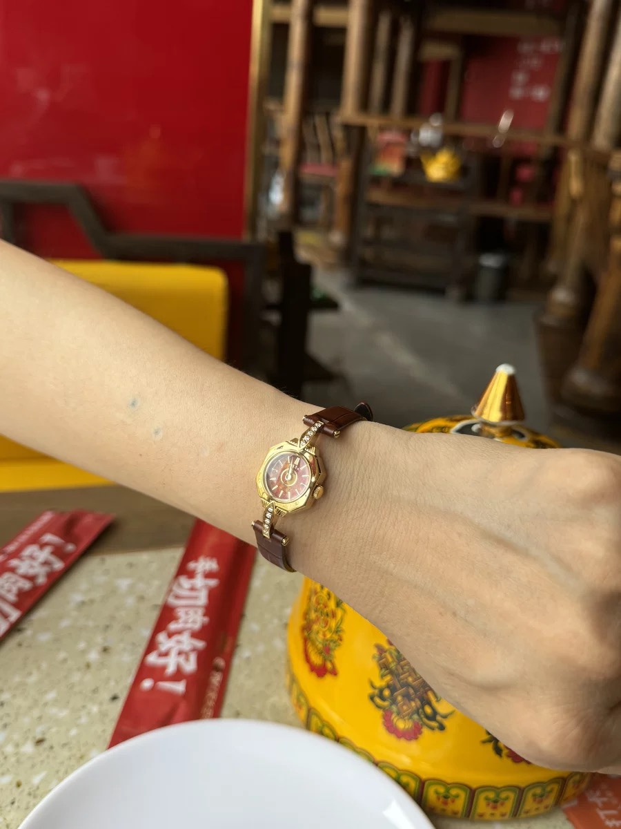 都是一个真实的客人评价图可以看到不挑光线不摆拍的情况下,仍然能看到这个手表的绝美之处 6