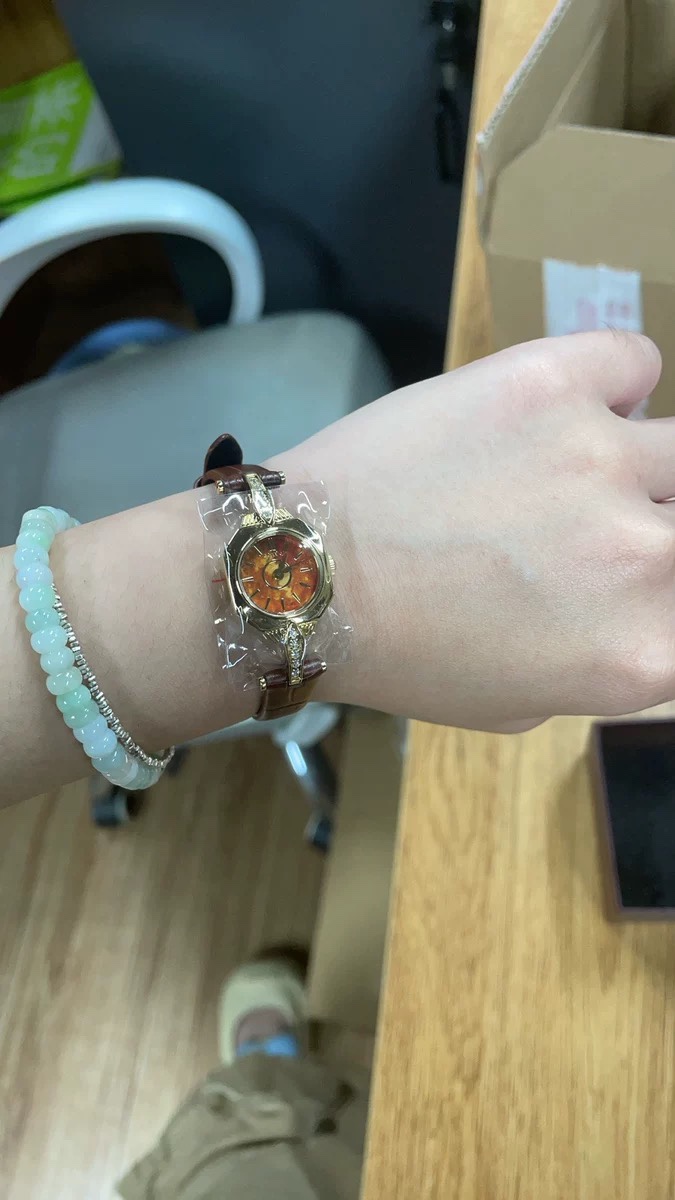 都是一个真实的客人评价图可以看到不挑光线不摆拍的情况下,仍然能看到这个手表的绝美之处 4