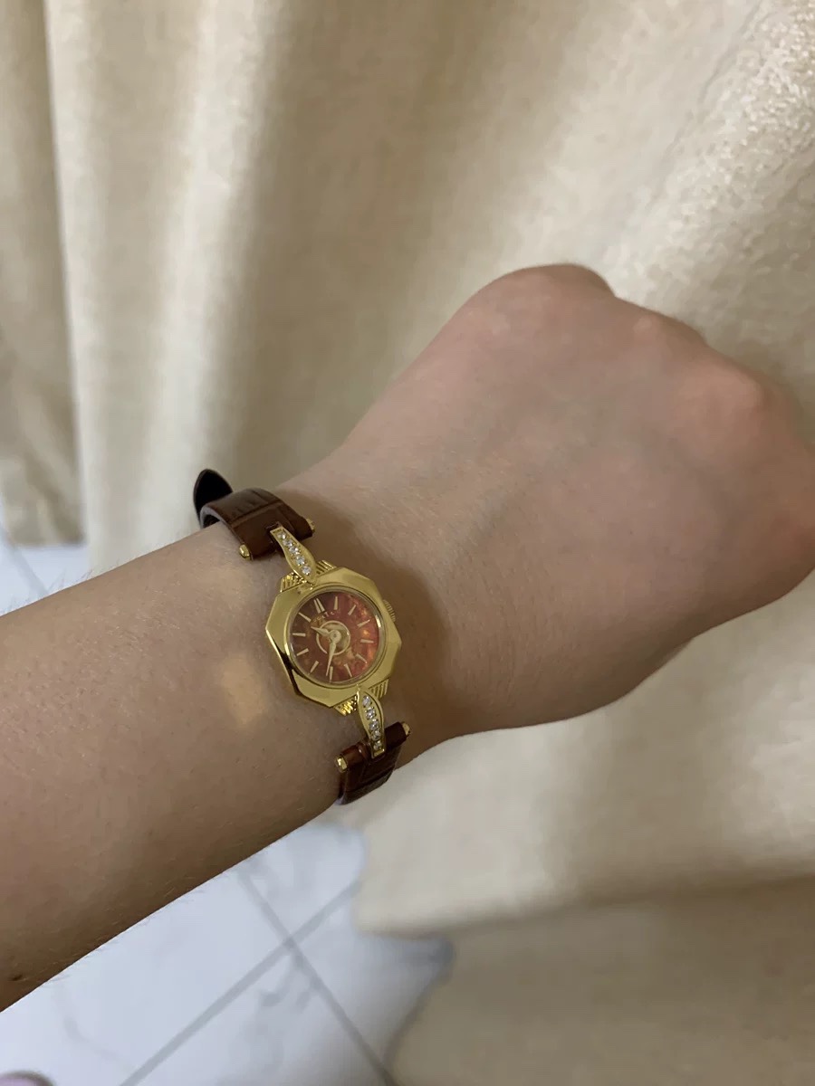 都是一个真实的客人评价图可以看到不挑光线不摆拍的情况下,仍然能看到这个手表的绝美之处 7