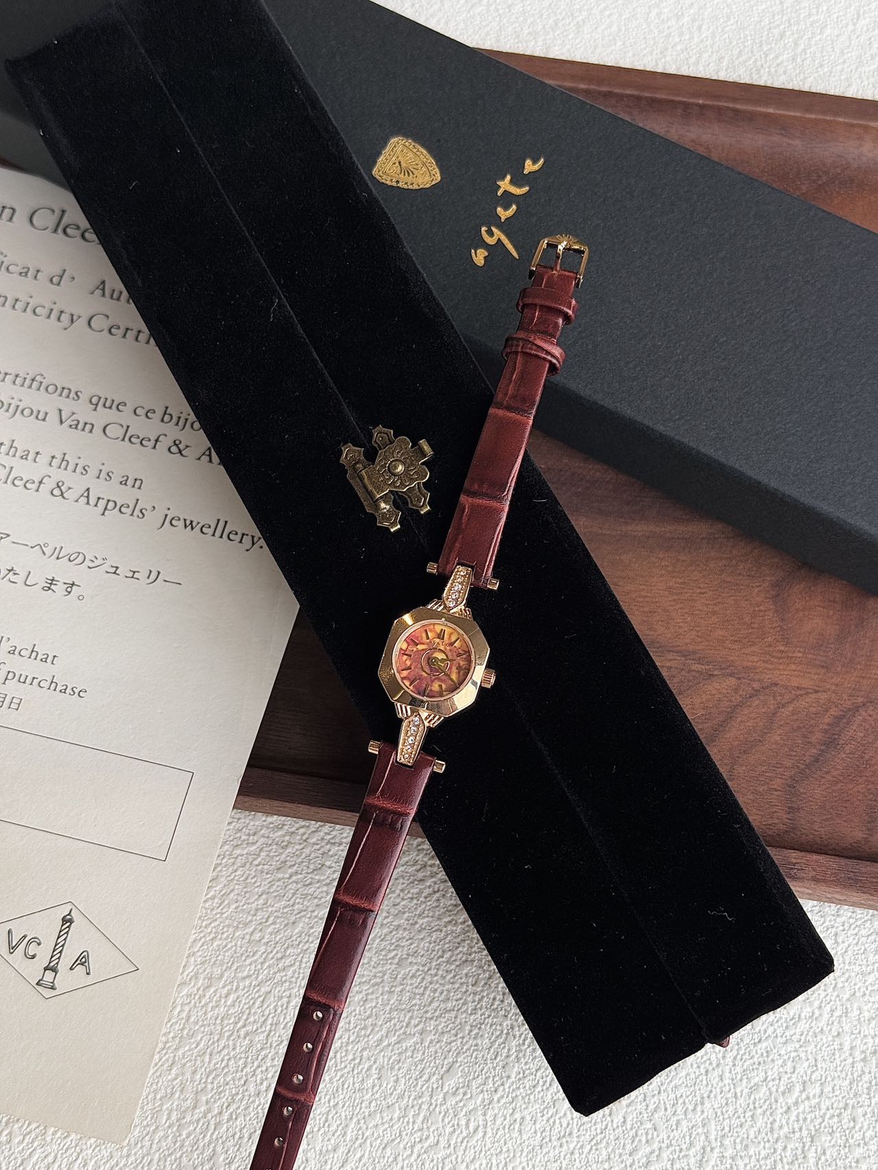 这款特别的腕表闪烁着迷人的琥珀色有机光泽,表面部分采用简约设计,与表盘相得益彰,并配以柔和的圆拱形防风罩,时尚感十足 4