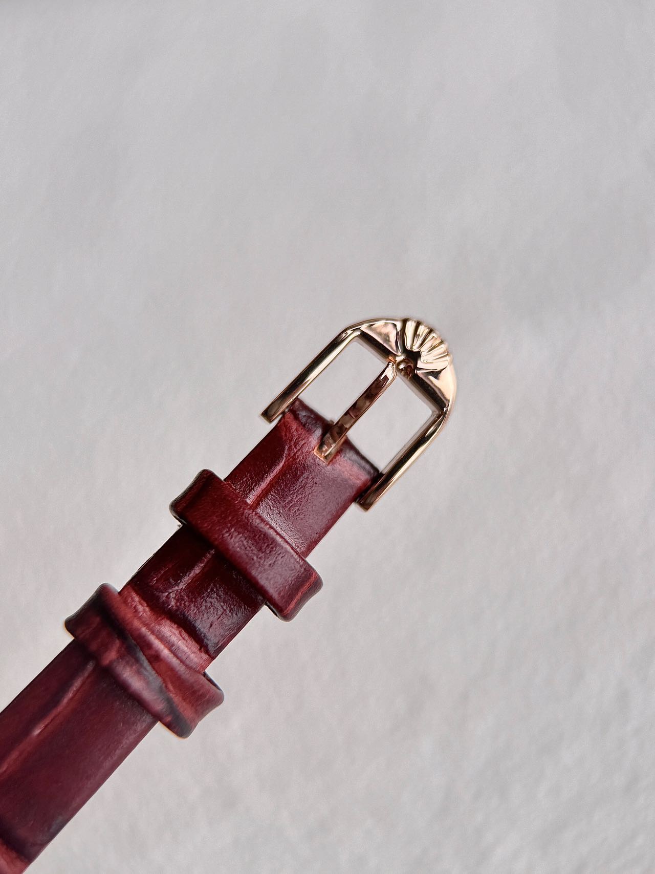 A bracelet-style jewelry timepiece designed with detailed craftsmanship - Comprehensive 2