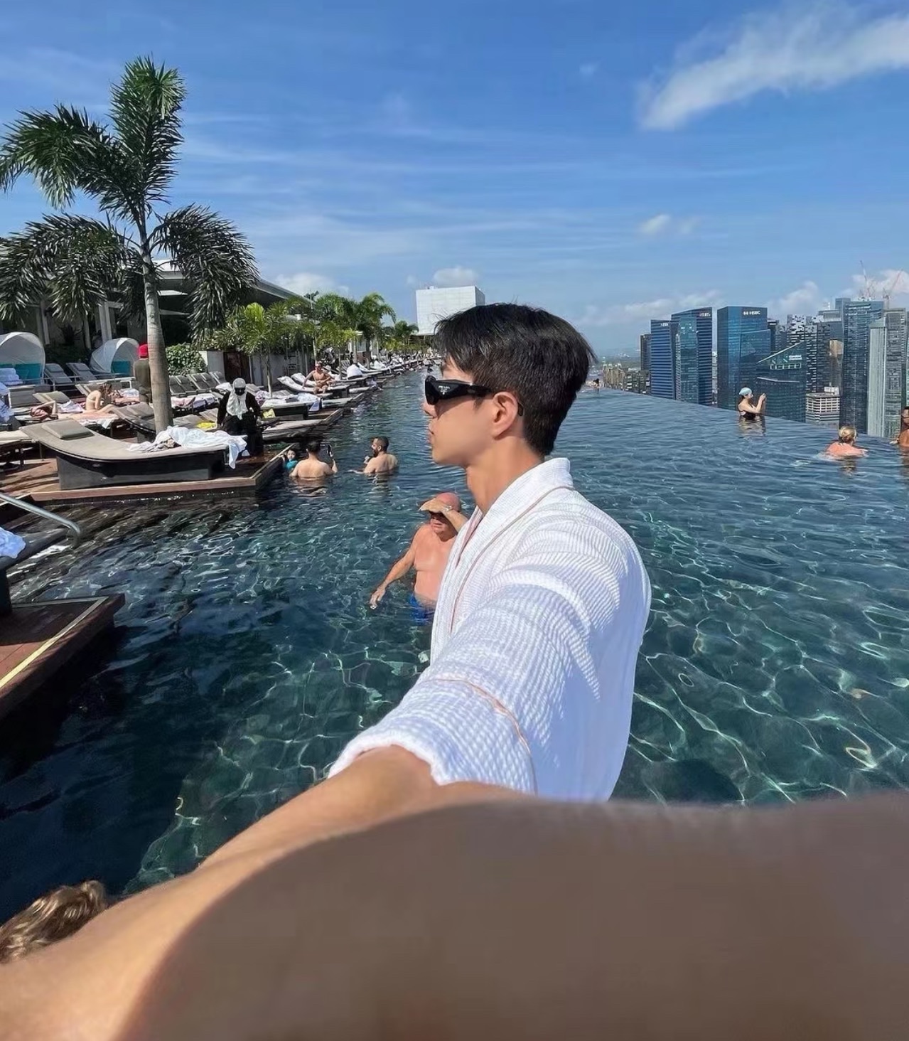 好不夸张的说,戴着这款眼镜拍照发朋友圈后,被大家夸上天了 2