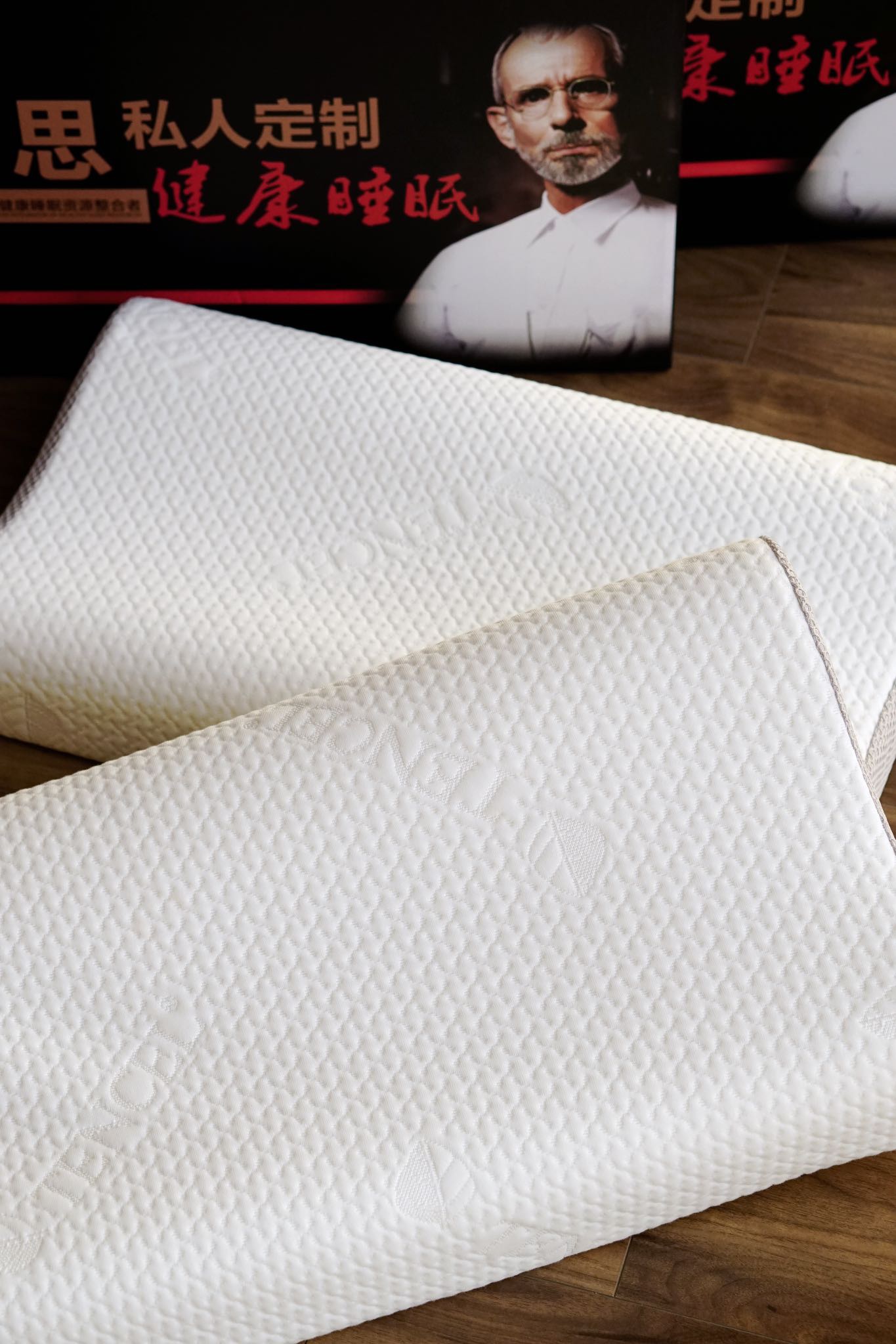 Gently cradling the head and neck, this pillow provides a weightless sen - Comprehensive 3