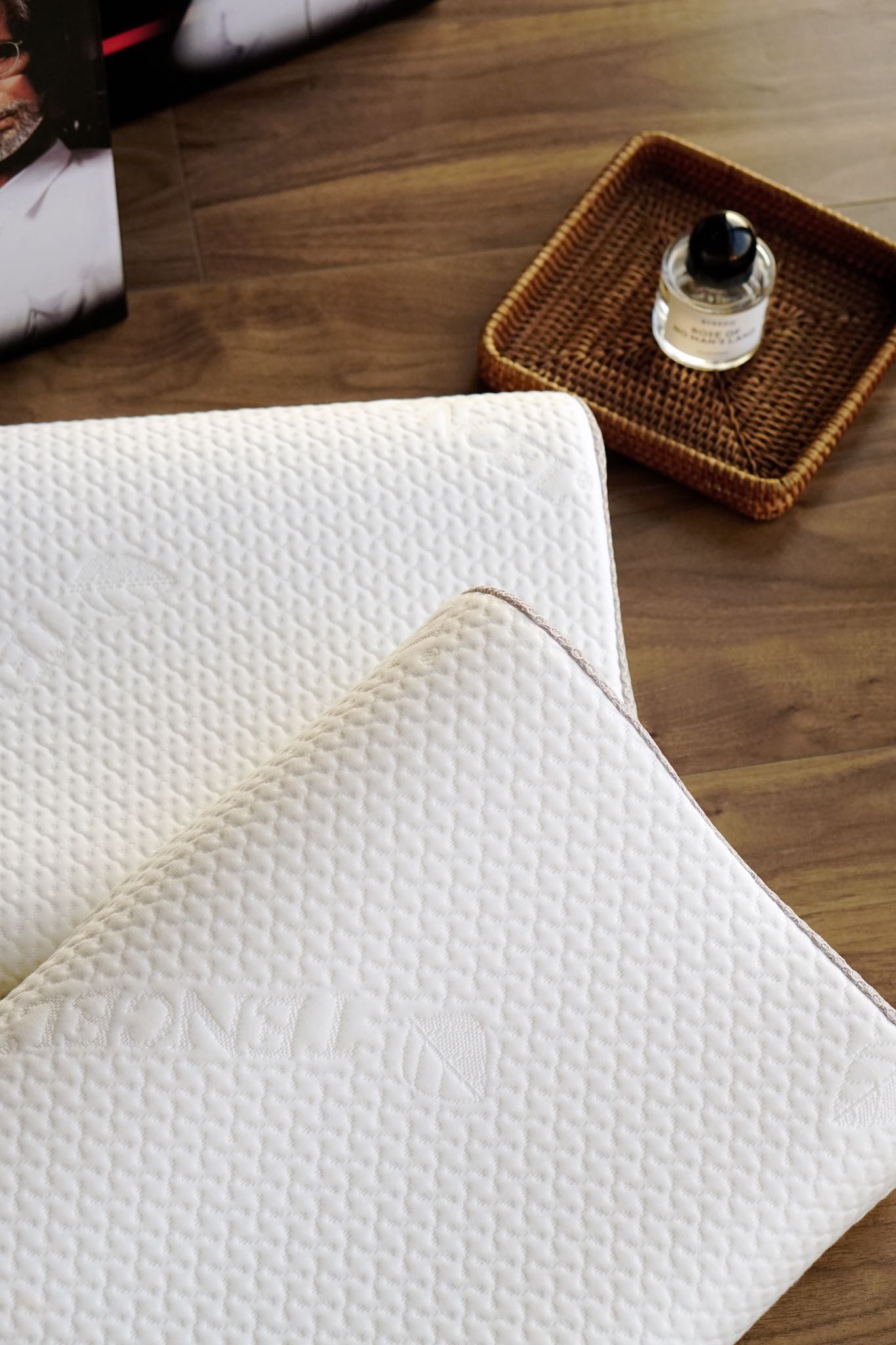 Gently cradling the head and neck, this pillow provides a weightless sen - Comprehensive 2