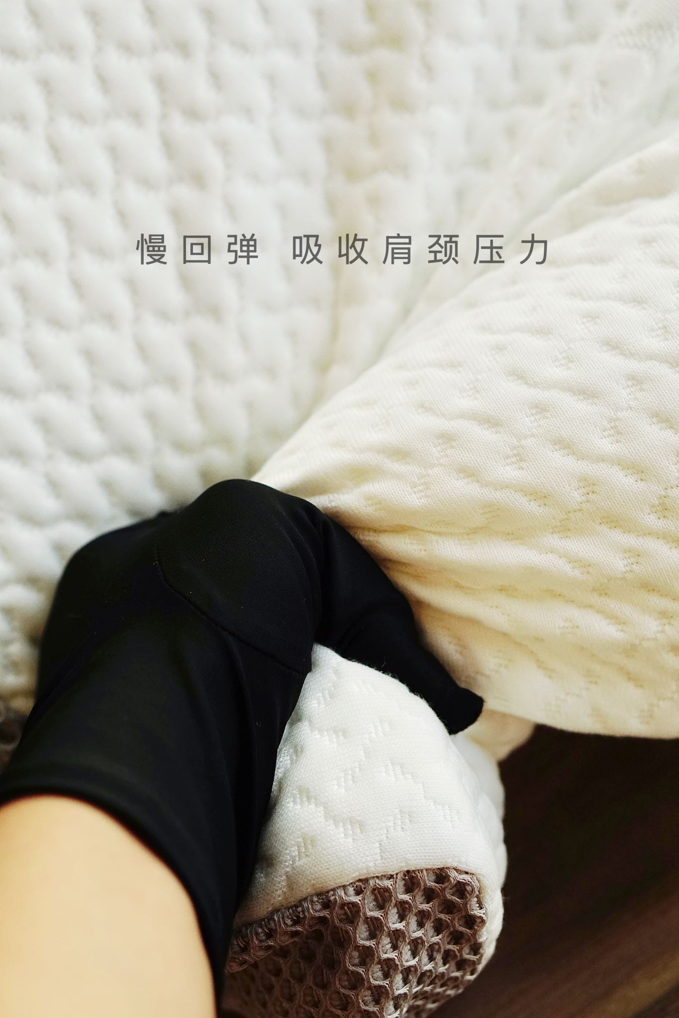 Engineered for zero-pressure comfort with an exceptionally soft touch. P - Comprehensive 2