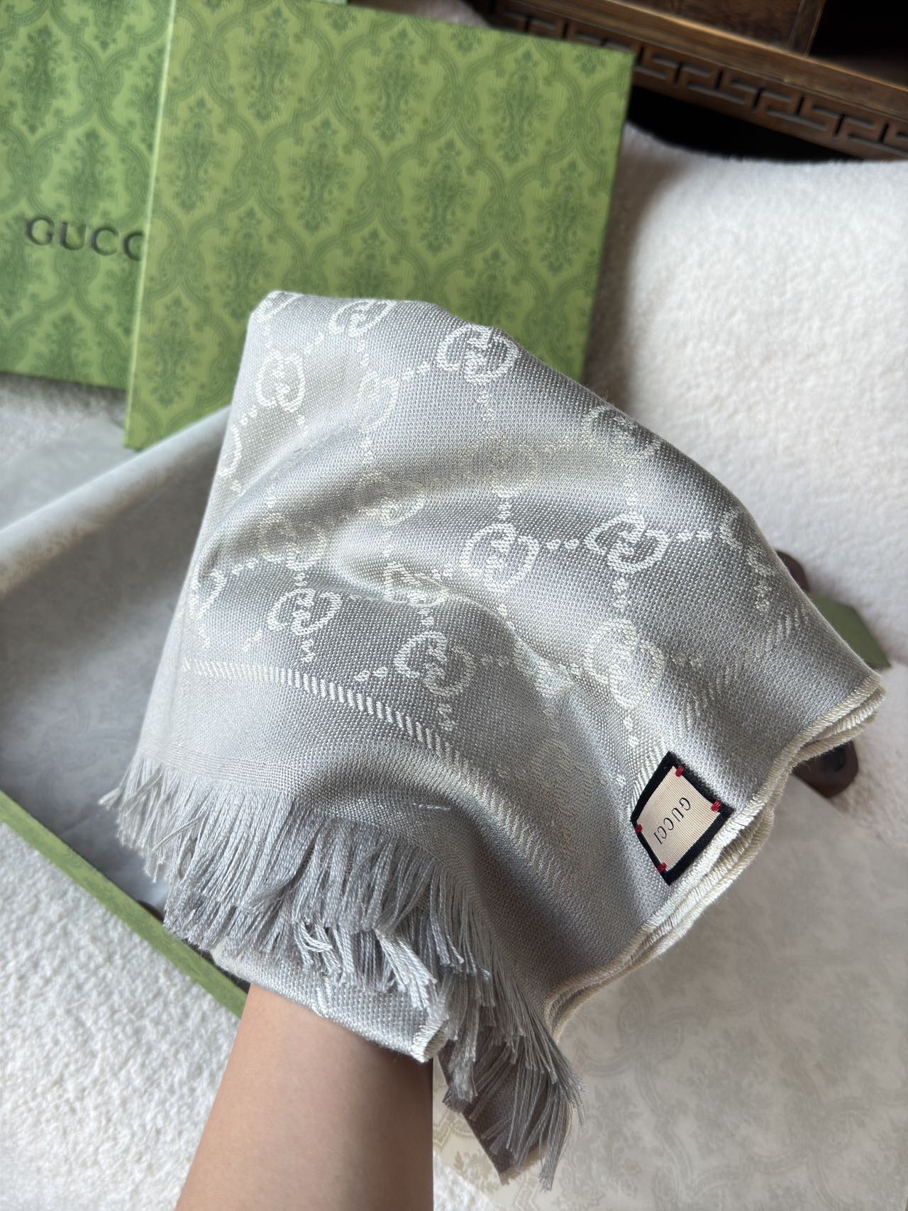 this scarf is rendered in an elegant shade of grey for a refined - Comprehensive 3
