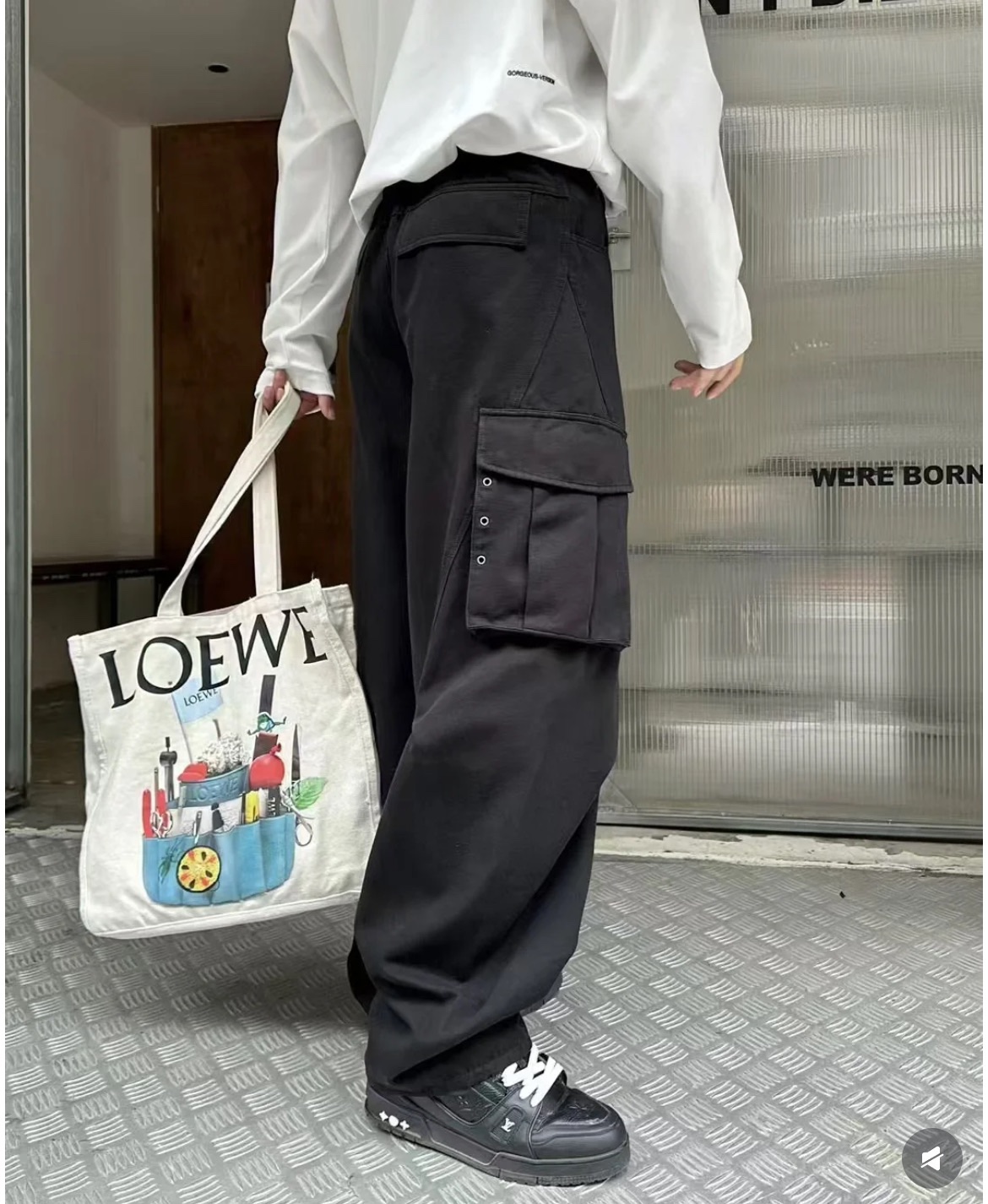LOEWE: An artistic interpretation of the classic shopping tote - Comprehensive