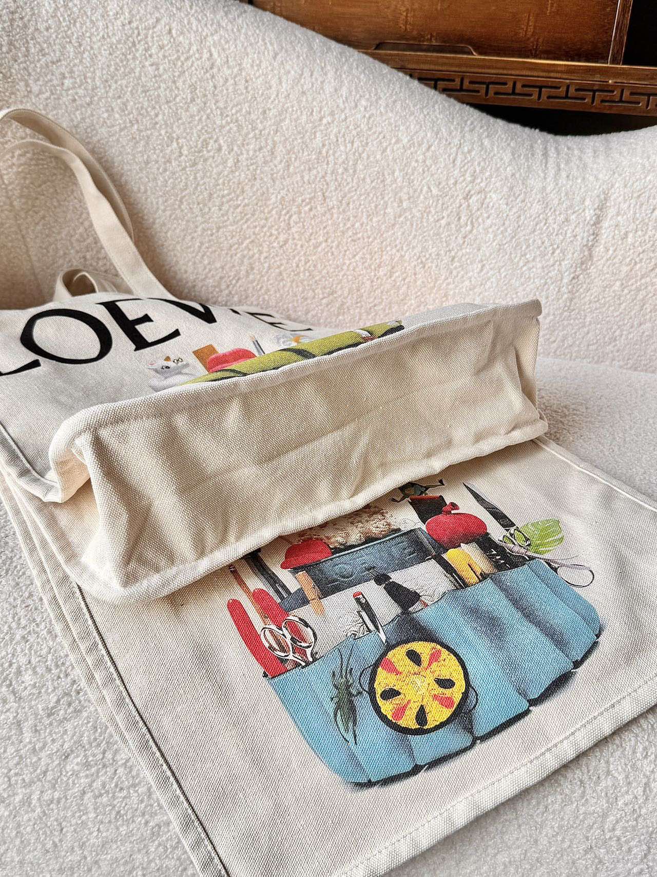 Featuring the signature printed logo on the front, this piece balances u - Comprehensive 5