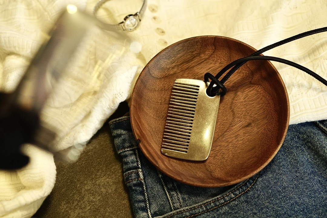 The necklace features an antique finish crafted through specialized - Comprehensive 3