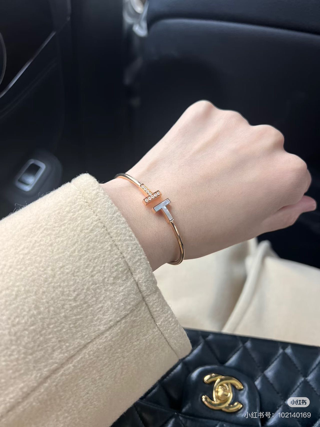 手镯戴上后,那种简洁中带有精致的氛围,特别能衬托手腕的线条,感觉低调中透出一丝优雅 2