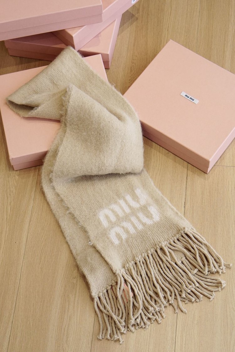 this scarf is rendered in a soft - Comprehensive 3