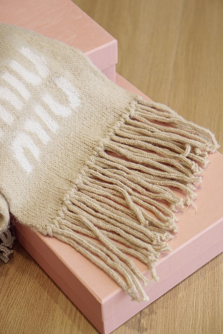 this scarf is rendered in a soft - Comprehensive 4