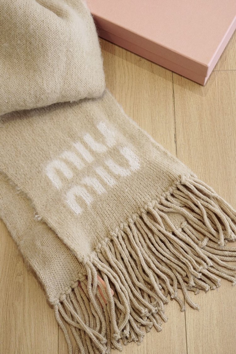 this scarf is rendered in a soft - Comprehensive 2