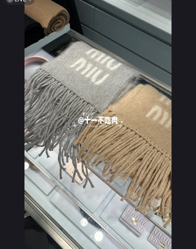 尾部小稻穗流苏编织工艺,有这么一条围巾,即使每天不换衣服,换上这条围巾就足够让你有焕然一新的感觉 5