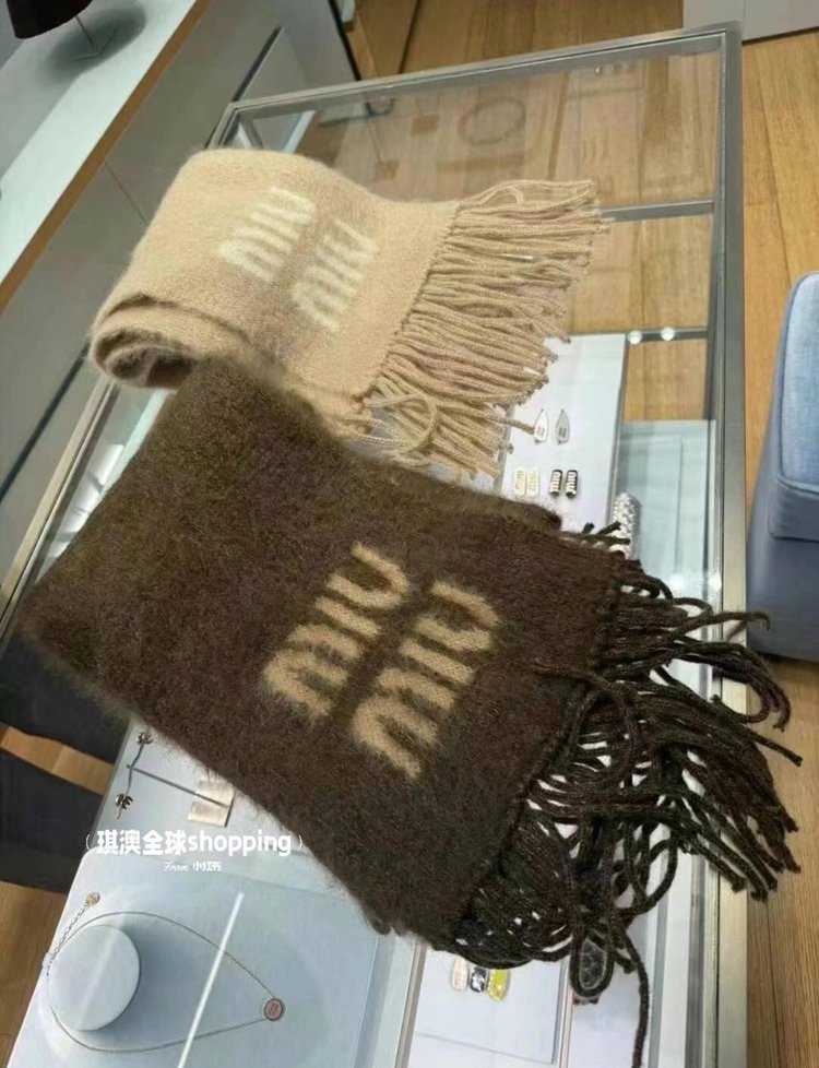 尾部小稻穗流苏编织工艺,有这么一条围巾,即使每天不换衣服,换上这条围巾就足够让你有焕然一新的感觉 4