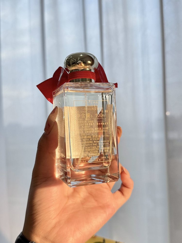 with a hint of sweetness in the distanceThere is also a dense fragrance - Perfume 2