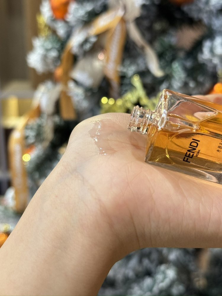 This fragrance set features exceptional longevity, leaving a delicate - Comprehensive 4