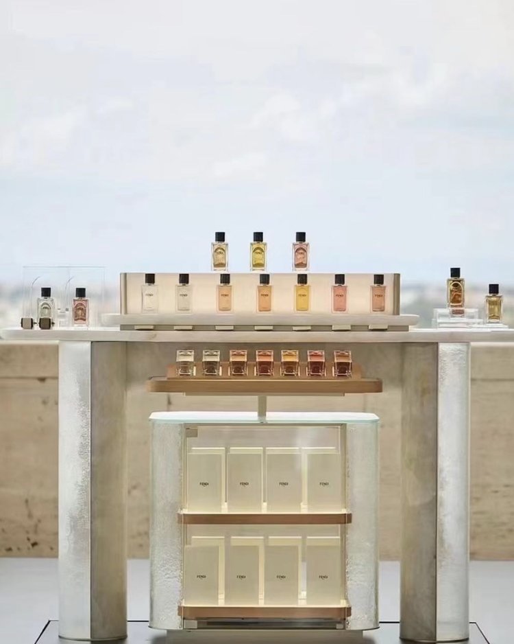 This discovery gift set features seven distinct fragrance profiles, each - Perfume 3