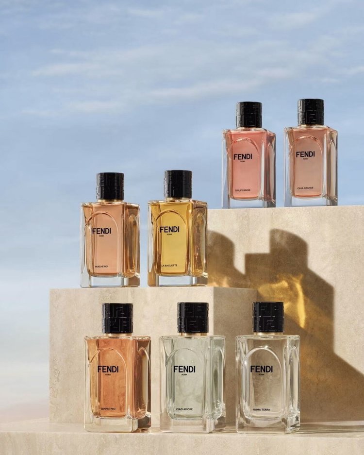 This discovery gift set features seven distinct fragrance profiles, each - Perfume 4
