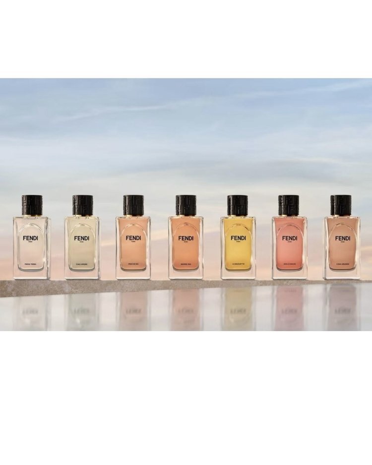 This discovery gift set features seven distinct fragrance profiles, each - Perfume 2