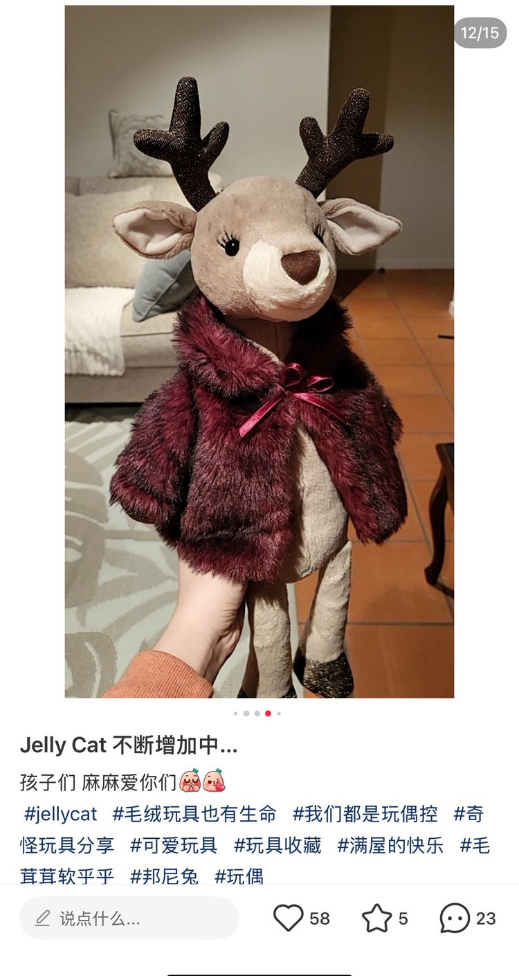 NO:808935,High brand unique design!  !  Vivien Reindeer~ She came wearing mink!  !  She has fashionable neon-colored fur, long eyelashes, praline antlers and shiny mocha-colored hooves. She wears a red coat that feels soft to the touch ~ looking at you intently., Trendy Department Store Jellycat doll, jackets & coats19860909高品牌独特设计！！薇薇安训鹿VivienReindeer~她穿着貂走来了！！她拥有时尚的新人色毛皮、长长的睫毛、果仁糖鹿角和闪亮；的摩卡色蹄子,身穿一件手感柔软的红色外套~目不转睛看着你.,潮品百货Jellycat公仔,jackets & coats,accessory