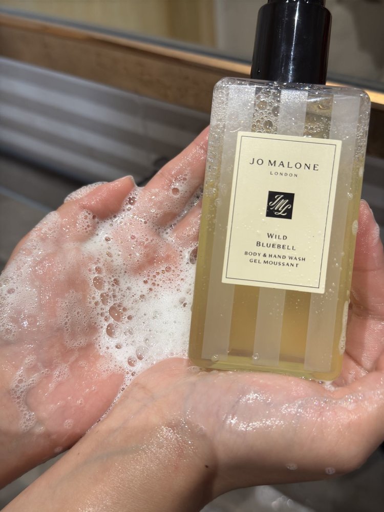 It can clean and moisturize the skin while leaving fragrance - Perfume 5