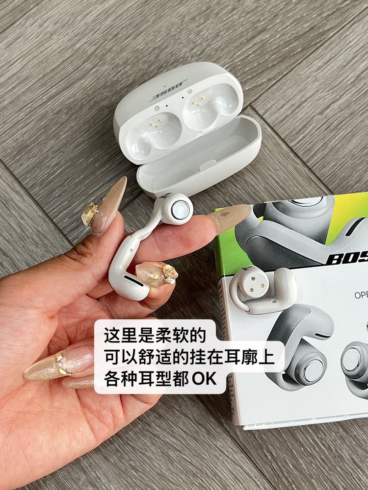 挂耳式耳夹设计
佩戴起来超方便 绕着耳廓轻轻一扣即可佩戴 刚好呈45度角 稳固舒适度统统拿捏住！
整只耳机重量轻 佩戴舒适 长时间使用也不会感觉到耳朵累 戴上就不想摘了完全无感！