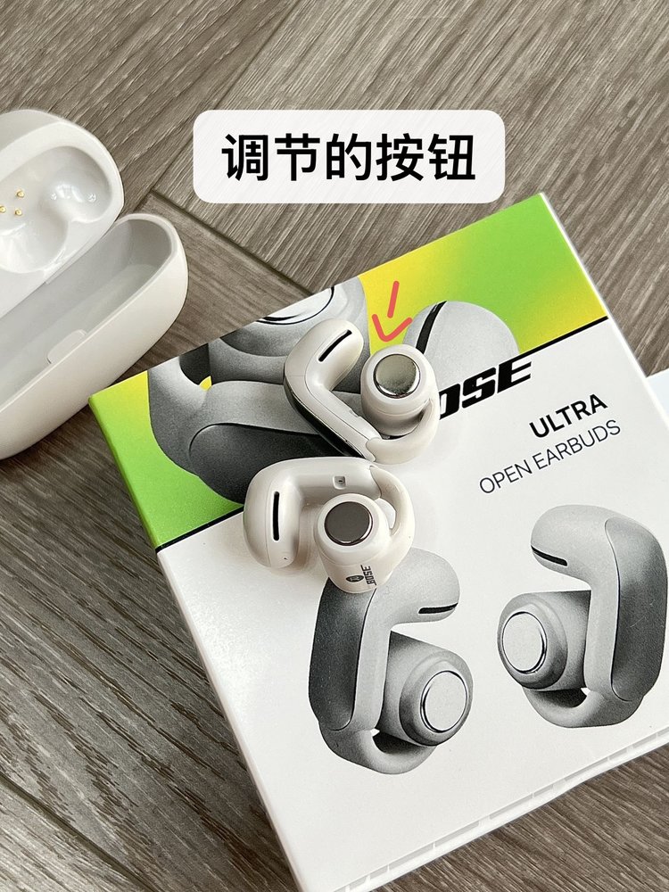 挂耳式耳夹设计
佩戴起来超方便 绕着耳廓轻轻一扣即可佩戴 刚好呈45度角 稳固舒适度统统拿捏住！
整只耳机重量轻 佩戴舒适 长时间使用也不会感觉到耳朵累 戴上就不想摘了完全无感！