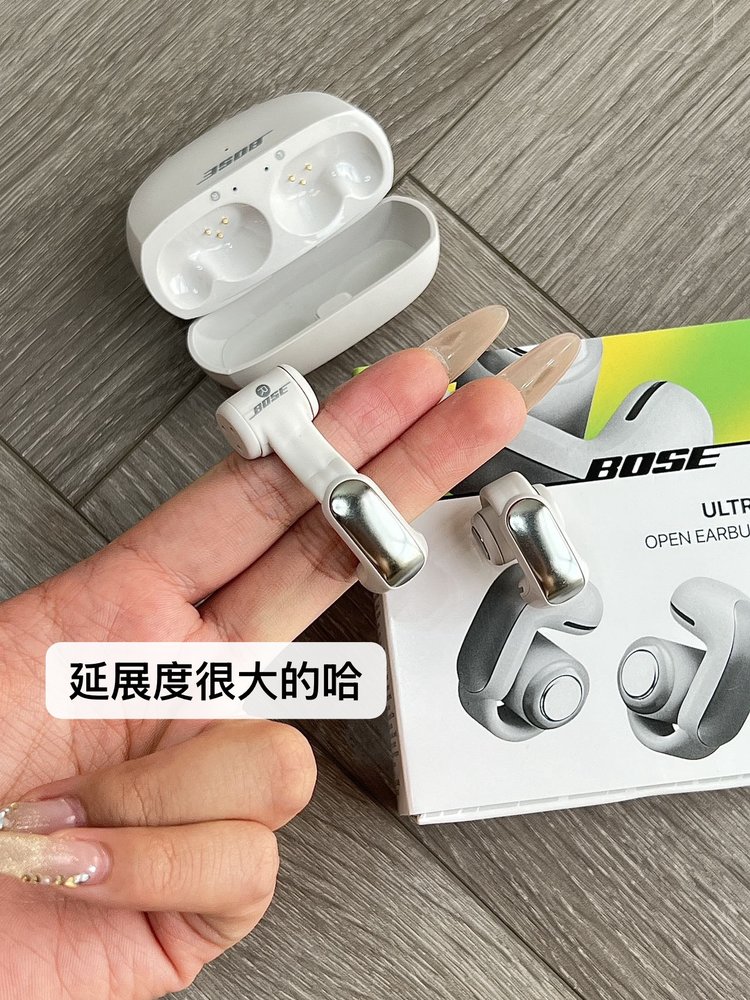 挂耳式耳夹设计
佩戴起来超方便 绕着耳廓轻轻一扣即可佩戴 刚好呈45度角 稳固舒适度统统拿捏住！
整只耳机重量轻 佩戴舒适 长时间使用也不会感觉到耳朵累 戴上就不想摘了完全无感！