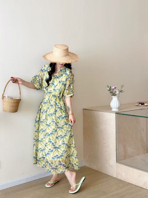 Floral Print Midi Dress with V-Neck and Puff Sleeves - Elegant & Chic 1 Floral Print Midi Dress with V-Neck and Puff Sleeves - Elegant & Chic