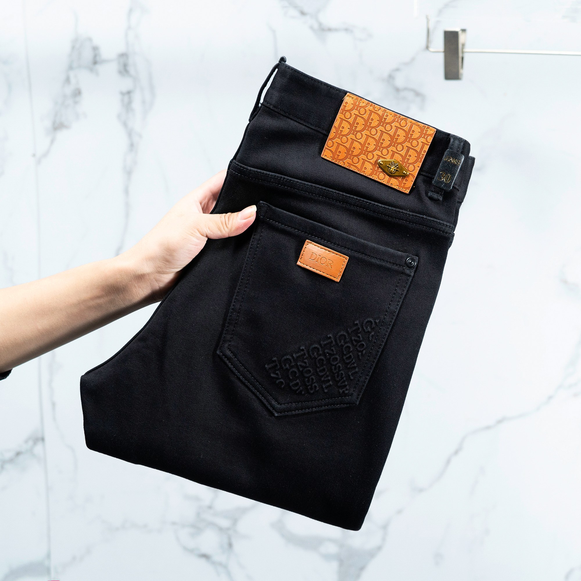 NO:420312,Dior Men's jeans original original cloth original wash water!  Imported original washing elastic fabrics, complex handicrafts superimposed, any washing step will become a completely different color effect after a few more seconds, so it is more precious, especially long-lasting and odor-resistant... Use the best tannin elastic texture, genuine leather leather cards, high-quality metal accessories... to create a unique and original jeans style!  Original hardware accessories, super positive style, comfortable and breathable, extremely high grade, counter quality, and handsome upper body. Number of codes 29-38,,dior,jeans,alexander wang19860909迪奥 男士牛仔裤原厂原布原洗水！进口原版水洗弹力面料,复杂的手工艺叠加,任何一个洗水环节多停留几秒都会变成完全不一样的颜色效果,所以越加珍贵,特别持久、耐味…… 选用上乘的丹宁弹力质感,真皮皮牌、高定的金属辅料……打造出独特及原创的牛仔裤款型！原版五金辅料,版型超正,舒适透气,档次极高,专柜品质,上身帅气十足. 码数29-38,,dior,jeans,alexander wang,Men's clothing