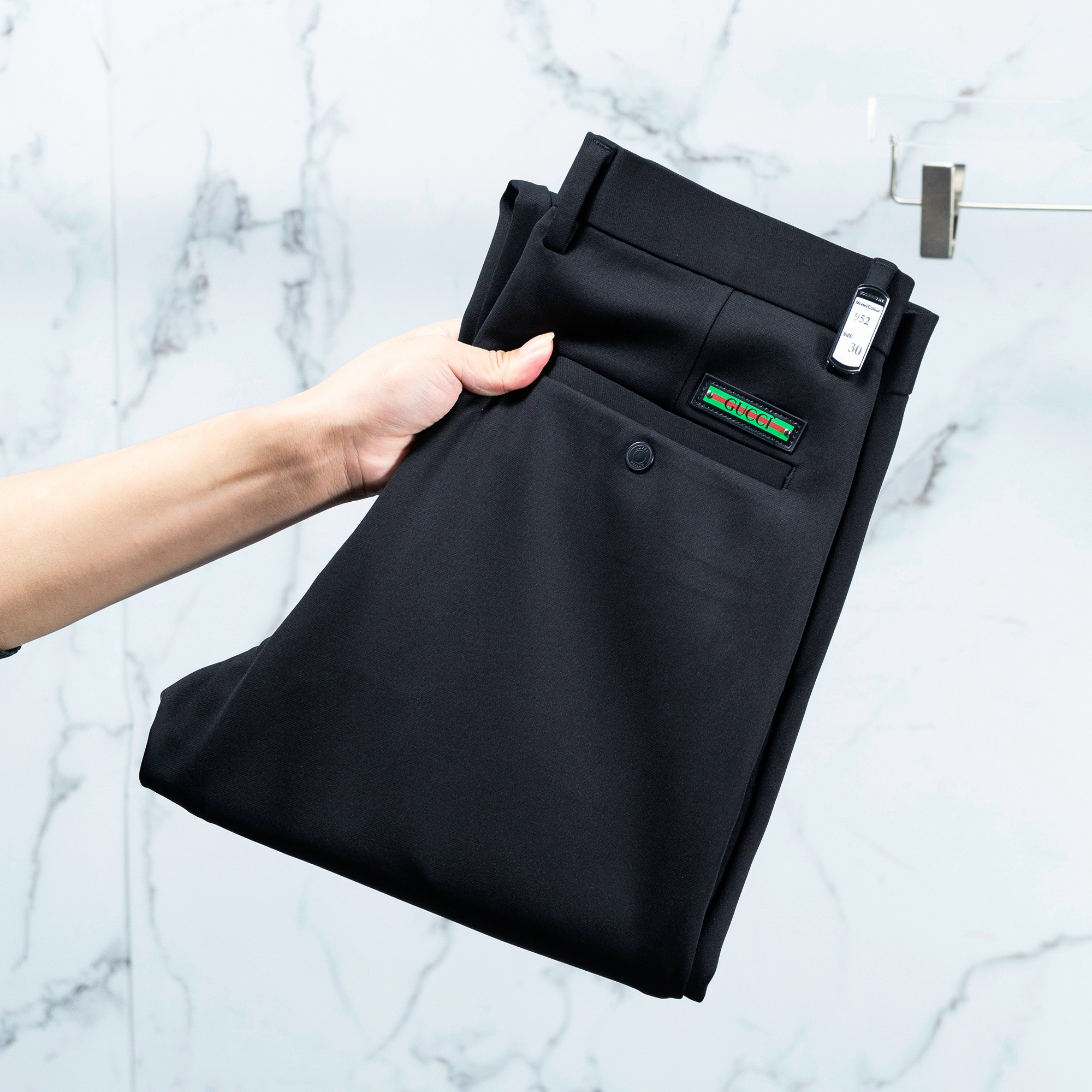 NO:420341,Gucci's latest Asian counter series in autumn and winter!  High-end customized slim fit casual pants and trousers, customized hardware and accessories, perfect for daily business, fashionable and casual, with super positive upper body effect, three-dimensional slim fit and hip lift, and the leg lines are fully demonstrated, including Tennis special cotton fabric!  It belongs to the type of woven cotton!  The texture is firm and delicate, the upper body is very comfortable and stylish, and it is extremely practical and versatile, which is very worth buying!  Requested recommendations from old customers!  !  Size 29-38, gucci,alexander wang19860909古驰 秋冬亚洲专柜系列最新款！高端订制修身偏小脚休闲裤西裤 定制五金辅料 日常商务时尚休闲都完全适用的款,上身效果超正,立体修身提臀,腿部线条完全得到彰显,含天丝特殊棉面料！属于色织棉的类型！纹理紧致细腻,上身非常舒适有型,而且极为实穿百搭,非常值得入手！老客户必收推荐！！尺码29-38,,gucci,alexander wang,Men's clothing