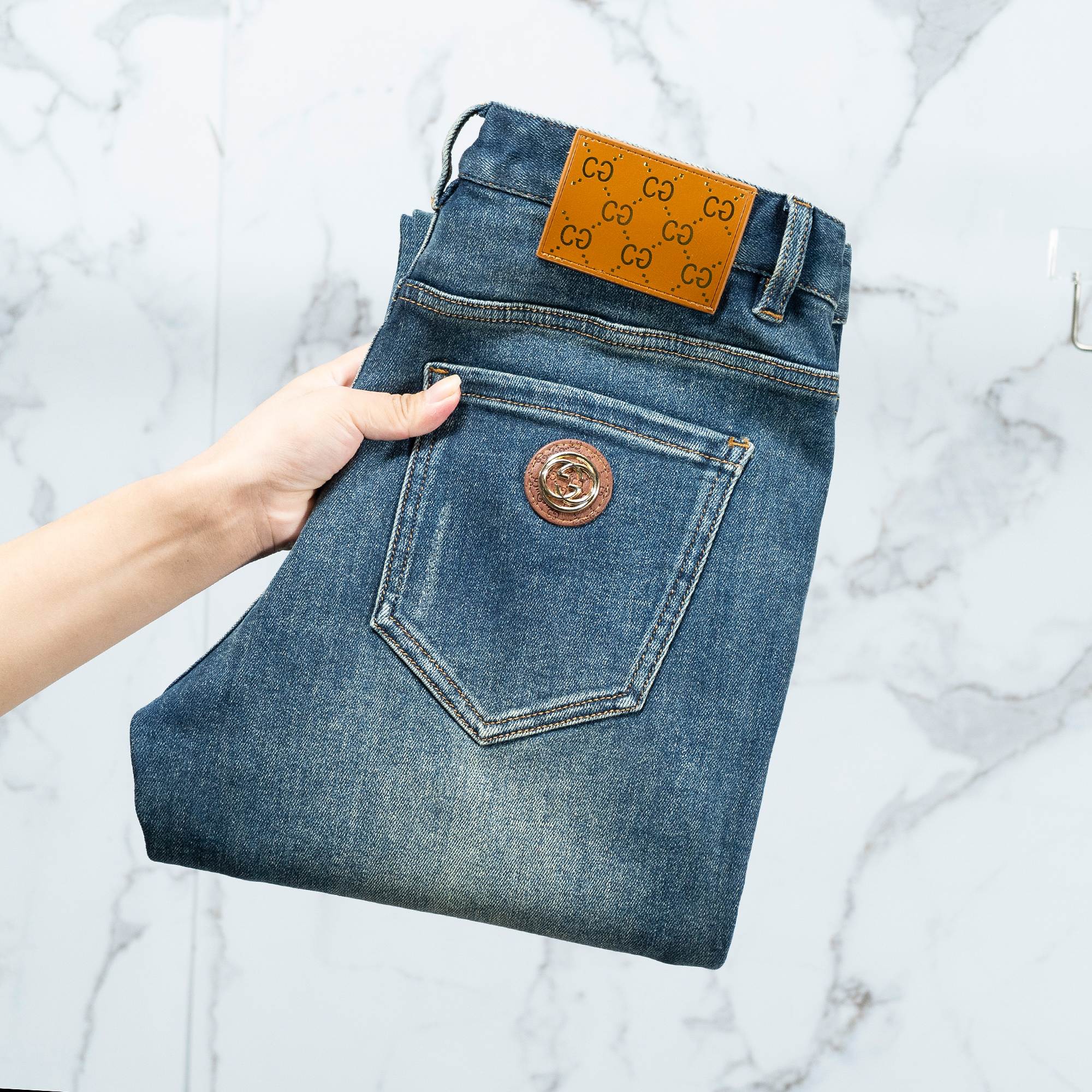 NO:420366,Gucci men's jeans original original cloth original washing water!  Imported original washing elastic fabrics, complex handicrafts superimposed, any washing step will become a completely different color effect after a few more seconds, so it is more precious, especially long-lasting and odor-resistant... Use the best tannin elastic texture, genuine leather leather cards, high-quality metal accessories... to create a unique and original jeans style!  Original hardware accessories, super positive style, comfortable and breathable, extremely high grade, counter quality, and handsome upper body. Number of codes 29-38, gucci, jeans, alexander wang19860909古驰 男士牛仔裤原厂原布原洗水！进口原版水洗弹力面料,复杂的手工艺叠加,任何一个洗水环节多停留几秒都会变成完全不一样的颜色效果,所以越加珍贵,特别持久、耐味…… 选用上乘的丹宁弹力质感,真皮皮牌、高定的金属辅料……打造出独特及原创的牛仔裤款型！原版五金辅料,版型超正,舒适透气,档次极高,专柜品质,上身帅气十足. 码数29-38,,gucci,jeans,alexander wang,Men's clothing