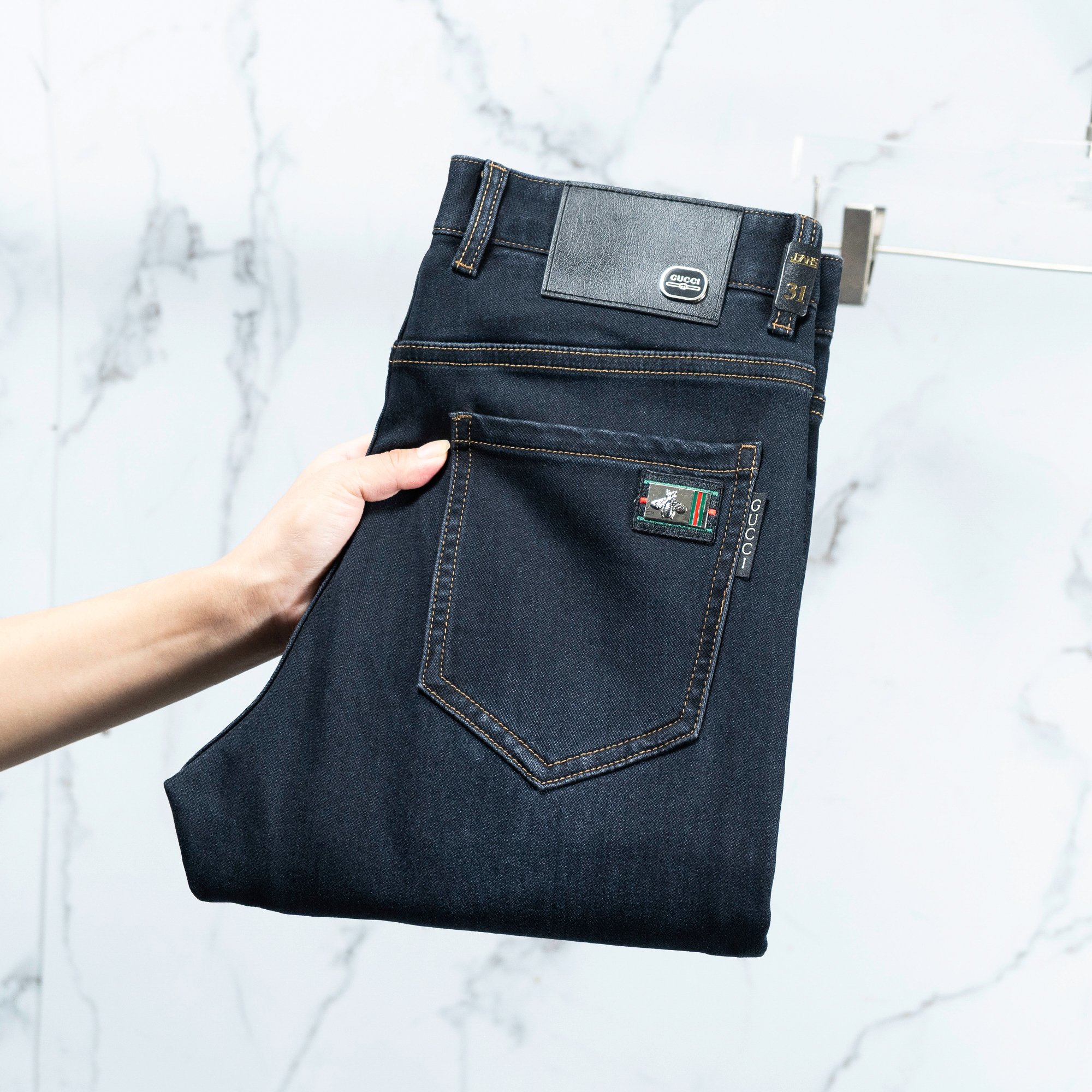 NO:420285,Gucci men's jeans original original cloth original washing water!  Imported original washing elastic fabrics, complex handicrafts superimposed, any washing step will become a completely different color effect after a few more seconds, so it is more precious, especially long-lasting and odor-resistant... Use the best tannin elastic texture, genuine leather leather cards, high-quality metal accessories... to create a unique and original jeans style!  Original hardware accessories, super positive style, comfortable and breathable, extremely high grade, counter quality, and handsome upper body. Number of codes 29-38, gucci, jeans, alexander wang19860909古驰 男士牛仔裤原厂原布原洗水！进口原版水洗弹力面料,复杂的手工艺叠加,任何一个洗水环节多停留几秒都会变成完全不一样的颜色效果,所以越加珍贵,特别持久、耐味…… 选用上乘的丹宁弹力质感,真皮皮牌、高定的金属辅料……打造出独特及原创的牛仔裤款型！原版五金辅料,版型超正,舒适透气,档次极高,专柜品质,上身帅气十足. 码数29-38,,gucci,jeans,alexander wang,Men's clothing