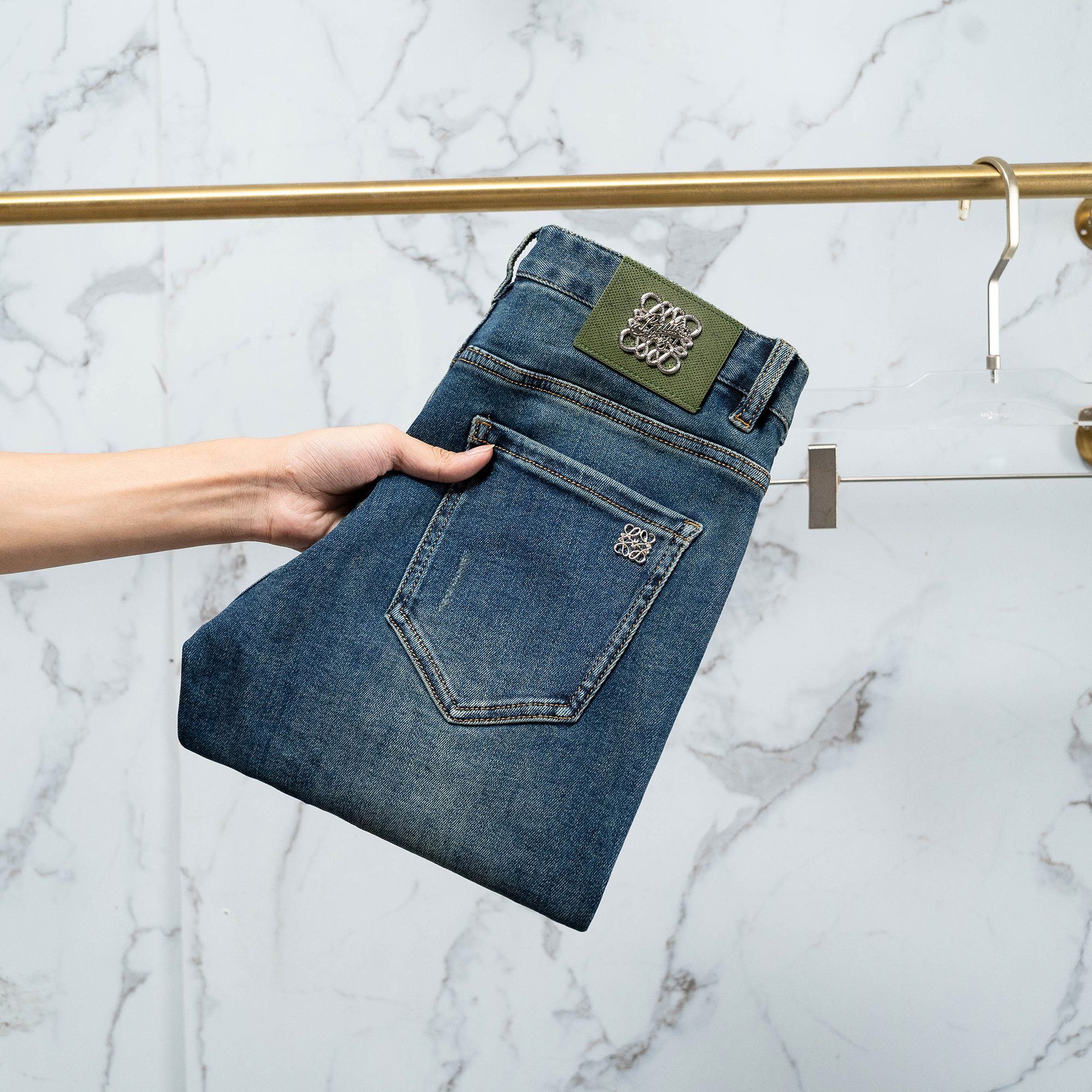 NO:119398,Luo Yiwei Men's jeans original original cloth original washing water!  Imported original wash elastic fabrics, complex handicrafts superimposed, any wash process will become a completely different color effect after a few more seconds, so it is more precious, especially long-lasting and odor-resistant... Use the best tannin elastic texture, genuine leather leather cards, high-quality metal accessories... to create a unique and original jeans style!  Original hardware accessories, super positive style, comfortable and breathable, extremely high grade, counter quality, and handsome upper body. Number of 29-38, loewe, jeans, alexander wang19860909罗意威 男士牛仔裤原厂原布原洗水！进口原版水洗弹力面料,复杂的手工艺叠加,任何一个洗水环节多停留几秒都会变成完全不一样的颜色效果,所以越加珍贵,特别持久、耐味…… 选用上乘的丹宁弹力质感,真皮皮牌、高定的金属辅料……打造出独特及原创的牛仔裤款型！原版五金辅料,版型超正,舒适透气,档次极高,专柜品质,上身帅气十足. 码数29-38,,loewe,jeans,alexander wang,Men's clothing