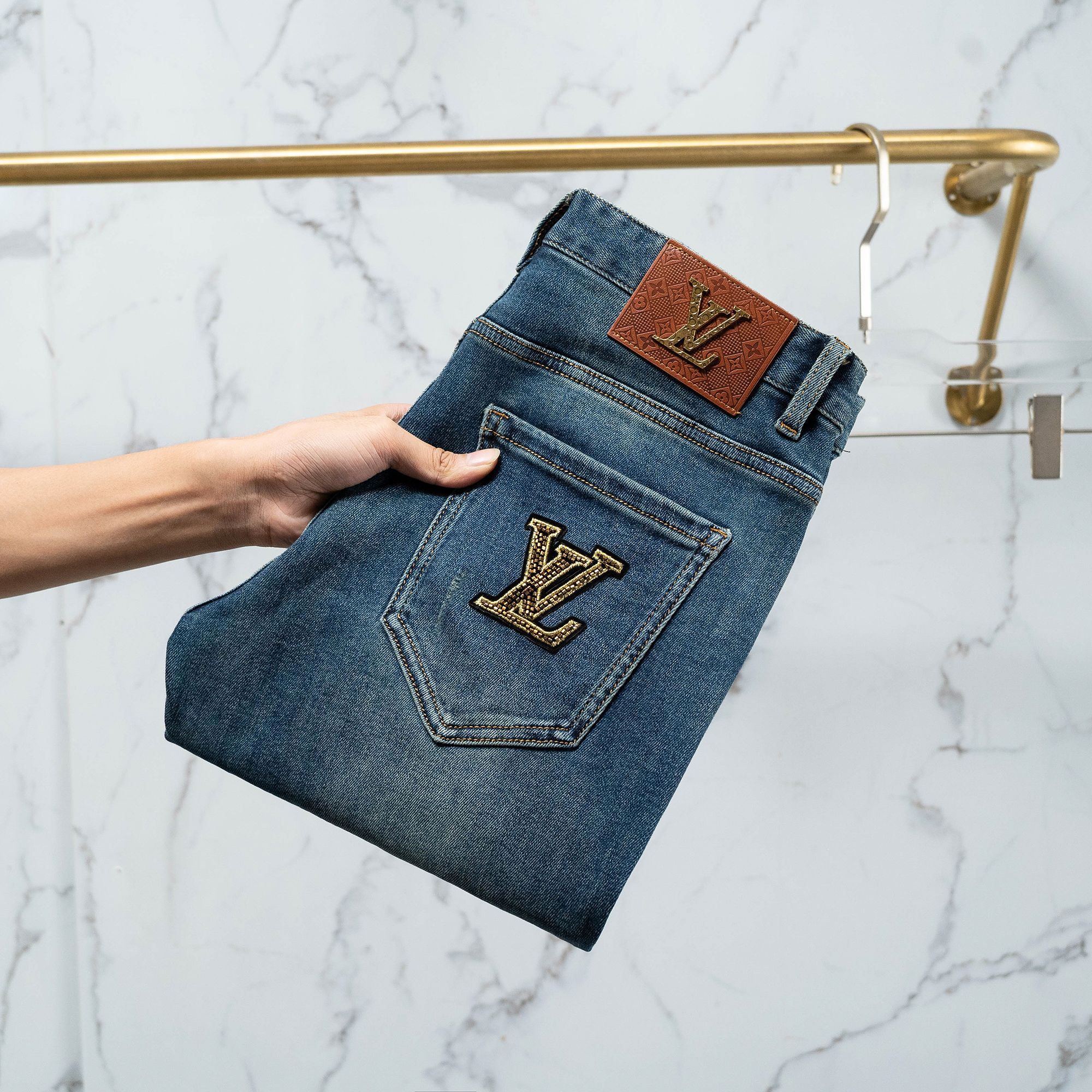 NO:420339,Lv Men's Jeans Original Original Clothing Original Wash Water!  Imported original wash elastic fabrics, complex handicrafts superimposed, any wash process will become a completely different color effect after a few more seconds, so it is more precious, especially long-lasting and odor-resistant... Use the best tannin elastic texture, genuine leather leather cards, high-quality metal accessories... to create a unique and original jeans style!  Original hardware accessories, super positive style, comfortable and breathable, extremely high grade, counter quality, and handsome upper body. Number of codes 29-38,,louis vuitton,jeans,alexander wang19860909Lv 男士牛仔裤原厂原布原洗水！进口原版水洗弹力面料,复杂的手工艺叠加,任何一个洗水环节多停留几秒都会变成完全不一样的颜色效果,所以越加珍贵,特别持久、耐味…… 选用上乘的丹宁弹力质感,真皮皮牌、高定的金属辅料……打造出独特及原创的牛仔裤款型！原版五金辅料,版型超正,舒适透气,档次极高,专柜品质,上身帅气十足. 码数29-38,,louis vuitton,jeans,alexander wang,Men's clothing