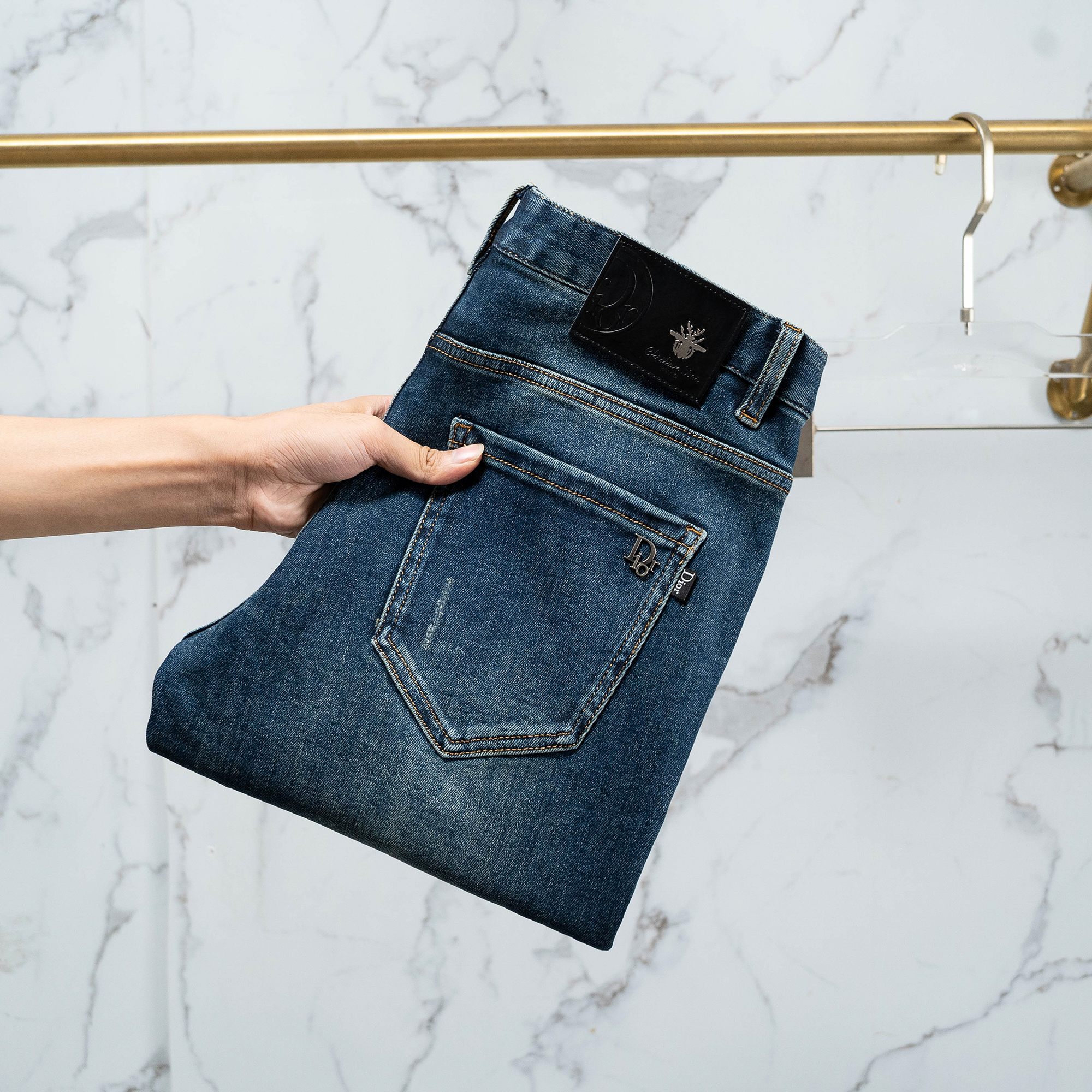 NO:420328,Dior Men's jeans original original cloth original wash water!  Imported original washing elastic fabrics, complex handicrafts superimposed, any washing step will become a completely different color effect after a few more seconds, so it is more precious, especially long-lasting and odor-resistant... Use the best tannin elastic texture, genuine leather leather cards, high-quality metal accessories... to create a unique and original jeans style!  Original hardware accessories, super positive style, comfortable and breathable, extremely high grade, counter quality, and handsome upper body. Number of codes 29-38,,dior,jeans,alexander wang19860909迪奥 男士牛仔裤原厂原布原洗水！进口原版水洗弹力面料,复杂的手工艺叠加,任何一个洗水环节多停留几秒都会变成完全不一样的颜色效果,所以越加珍贵,特别持久、耐味…… 选用上乘的丹宁弹力质感,真皮皮牌、高定的金属辅料……打造出独特及原创的牛仔裤款型！原版五金辅料,版型超正,舒适透气,档次极高,专柜品质,上身帅气十足. 码数29-38,,dior,jeans,alexander wang,Men's clothing